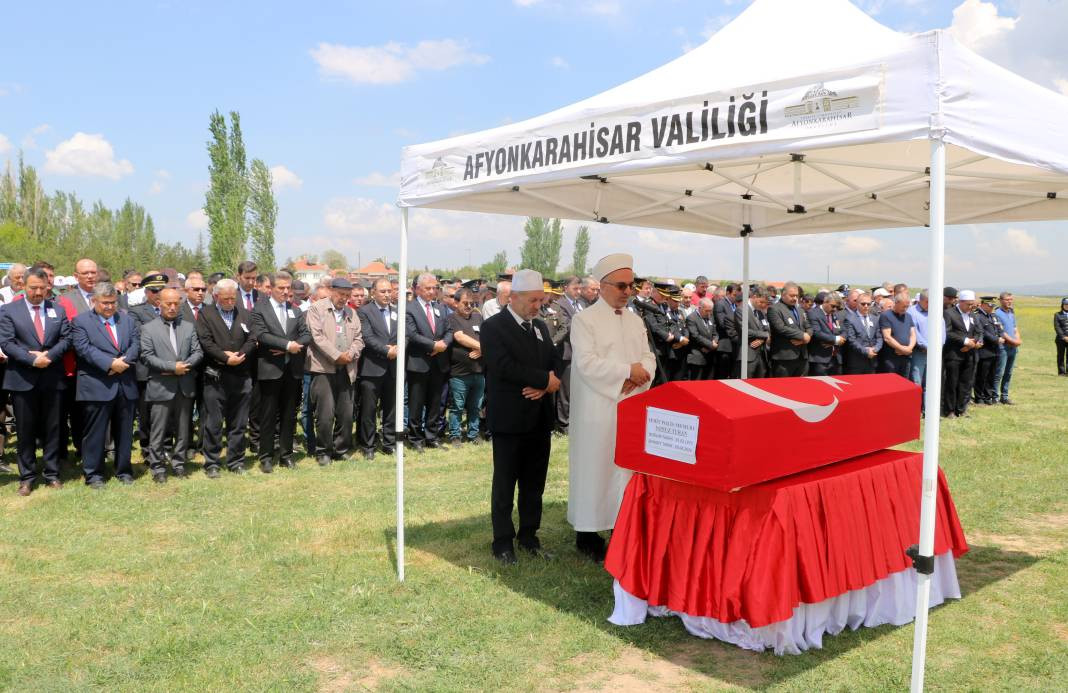 Şehit polis son yolcuğuna uğurlandı. Gözyaşları sel oldu - Resim: 1